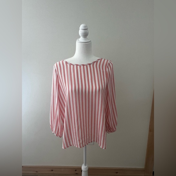 Striped top with back bow derail - Picture 3 of 11
